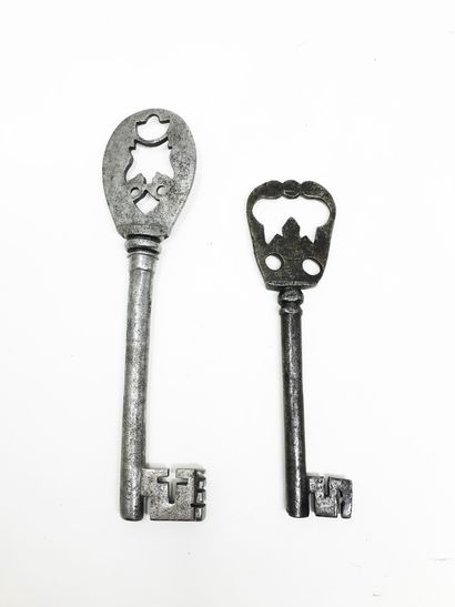 null Two keys. 
17, 2 - 14, 1 cm