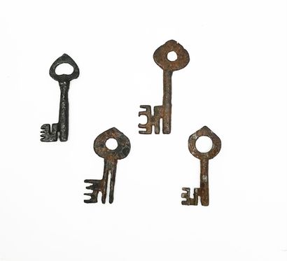 null Quatre clés gothiques.
5, 4 - 5, 25 - 6,34 - 6,90 cm. 
Four Gothic keys. 
Vier...