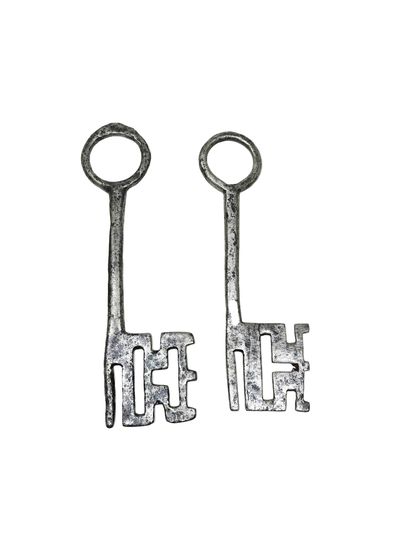 null Deux clés gothiques. 
19, 8 - 18, 2 cm. 
Two Gothic keys. 
Zwei gotische Sc...