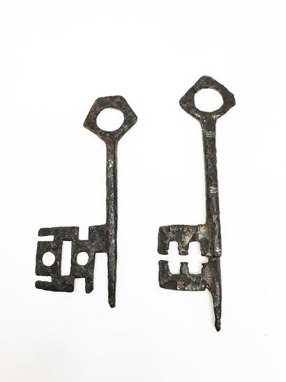 null Deux clés gothiques. 
14, 1 - 17 cm.
Two Gothic keys . 
Zwei gotische Schlü...