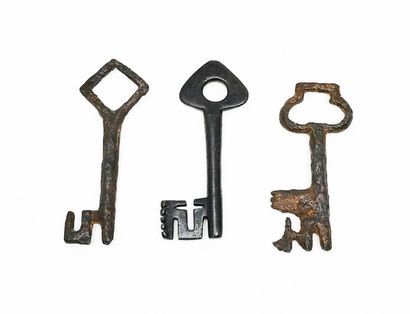 null Trois clés gothiques.
 8, 53 - 8, 79 - 7, 88 cm. 
Three Gothic keys 7 to 9 cm....