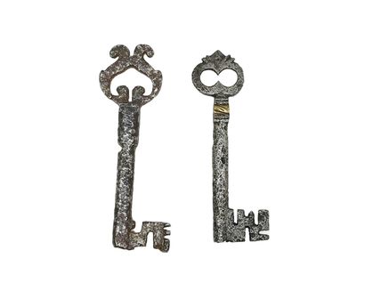 null Two keys with drilled shank, one with brass insert on the boss. 11,14 and 10,48...