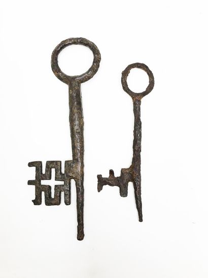 null Deux clés gothiques . 
21, 8 - 17, 2 cm. 
Two Gothic keys . 
Zwei gotische ...