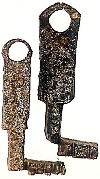 null Two iron keys (4.9 and 5.8 cm). A multi-tool - iron punch, hammer and chisel...