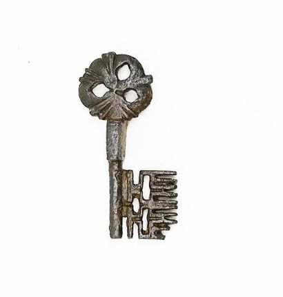 null An exceptional iron Gothic key, re-drilled ring, parallelepipedic boss perpendicular...