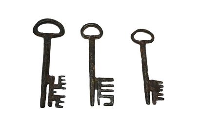 null Trois clés gothiques. 
9,06 - 8, 46 - 7,63 cm. 
Three Gothic key. 
Drei gotische...