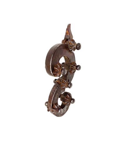 null Strong doorknocker (19, 1 x 7,87) cm in wrought iron in the shape of S Section...