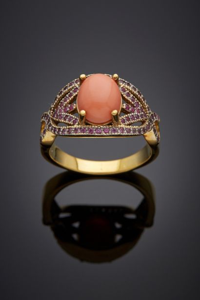 null A vermeil (min. 800‰) openwork ring set with an oval-shaped pink coral cabochon,...