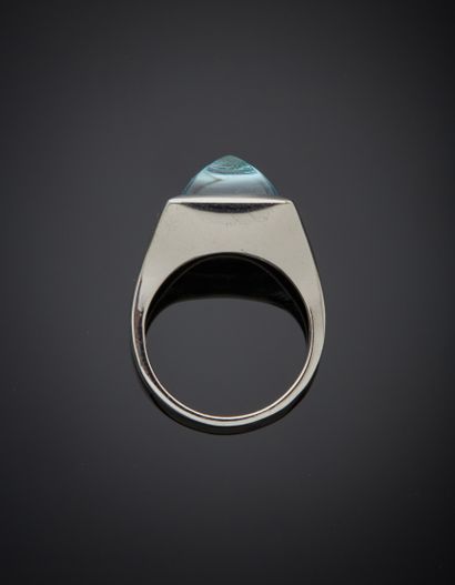 null Square silver ring (925%) with a blue topaz cut in sugar loaf. 
Finger: 51-52....