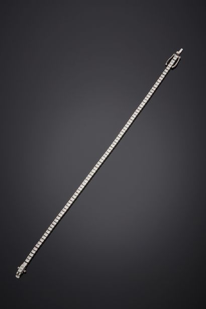 null BRACELET in white gold (750‰) set with an alignment of 84 princess-cut diamonds....