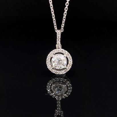 null PENDENTIF circulaire et sa chaînette, en or gris (750‰) serti de diamants taille...