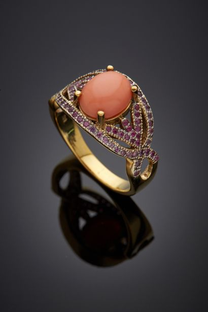 null A vermeil (min. 800‰) openwork ring set with an oval-shaped pink coral cabochon,...