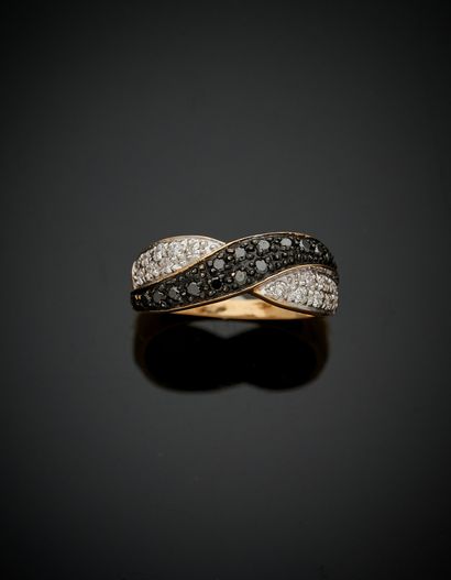 null Yellow, white and blackened gold (750‰) "cross" ring paved with white and black...