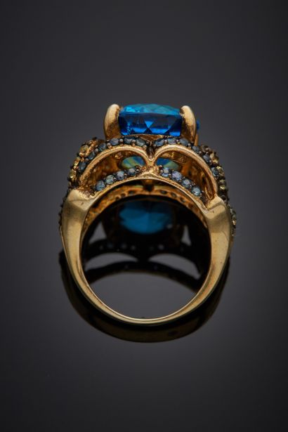 null Important vermeil (925‰) openwork ring with scroll motifs, set with an oval...