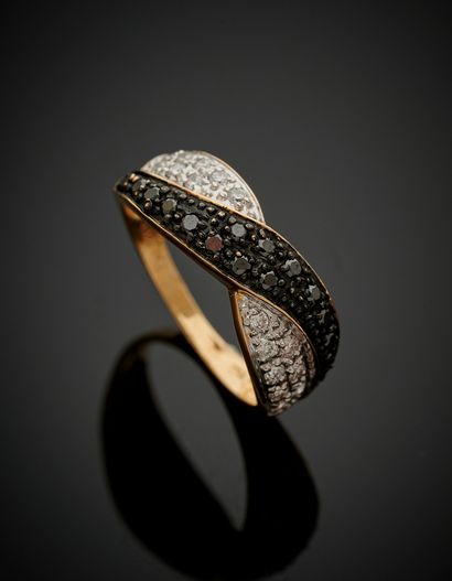 null BAGUE « croisée » en or jaune, gris et or noirci (750‰) pavé de diamants blancs...