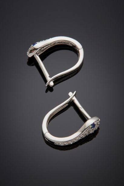 null Paire de fines BOUCLES d’OREILLES « serpents » en or gris (750‰) pavé de diamants...