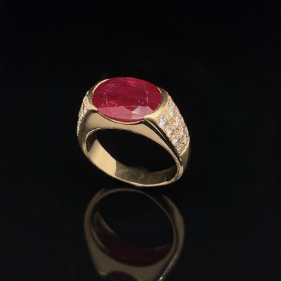 null Yellow gold (750‰) ring set with an oval-shaped ruby shouldered with brilliant-cut...