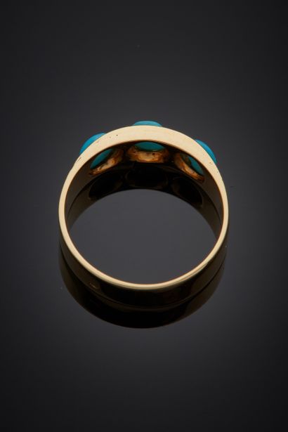 null Yellow gold ring (750‰) adorned with three cabochon turquoise stones. 
Finger:...