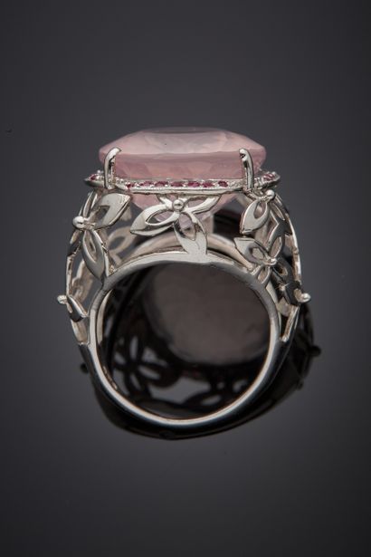 null Important silver (925‰) openwork ring with flower motifs, set with an oval-shaped...