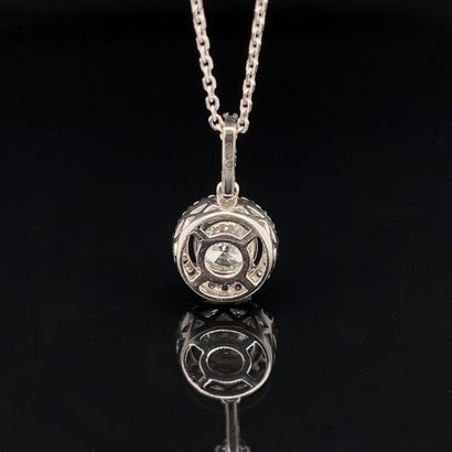 null Circular pendant and its chain, in white gold (750‰) set with brilliant-cut...