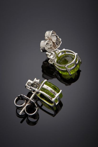 null Important pair of white gold (750‰) EARRINGS set with a peridot, enhanced with...
