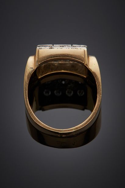 null Slightly domed signet ring in platinum (min. 800‰) and yellow gold (750‰) set...