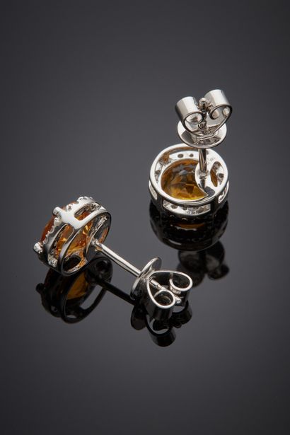 null Pair of white gold (750‰) circular EARRINGS set with a round citrine, surrounded...