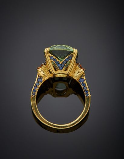 null Blackened silver and vermeil ring (925‰) set with an oval prasiolite, surrounded...