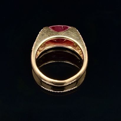 null Yellow gold (750‰) ring set with an oval-shaped ruby shouldered with brilliant-cut...