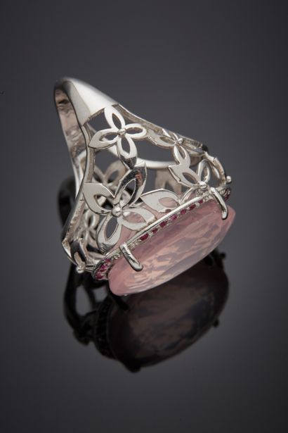 null Important silver (925‰) openwork ring with flower motifs, set with an oval-shaped...