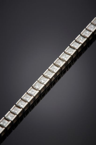 null BRACELET en or gris (750‰) serti d’un alignement de 84 diamants taille princesse....
