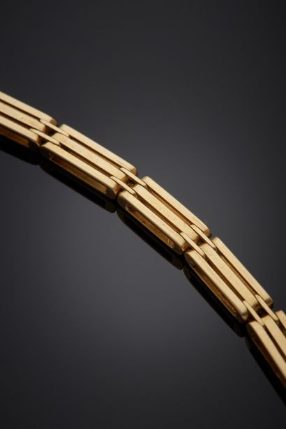null Yellow gold (750‰) BRACELET with openwork and grooved rectangular mesh. 
Length:...