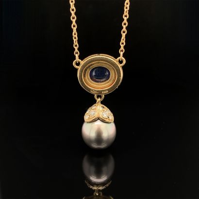 null 18- and 14-karat yellow gold (750 and 585‰) pendant and chain, set with a cabochon...