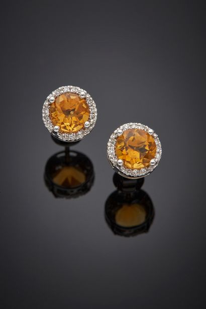 null Pair of white gold (750‰) circular EARRINGS set with a round citrine, surrounded...