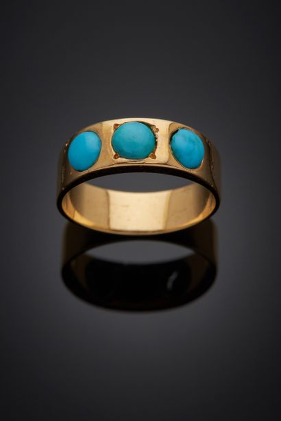 null Yellow gold ring (750‰) adorned with three cabochon turquoise stones. 
Finger:...
