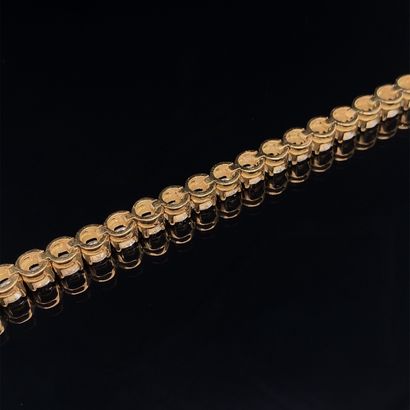 null BRACELET in yellow gold (750‰) set with an alignment of 38 brilliant-cut diamonds....