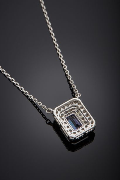 null NECKLACE composed of a white gold (750‰) chain holding a rectangular motif set...