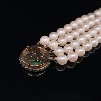 null BRACELET composé de quatre rangs de perles de culture. Fermoir en or rose (585%)...