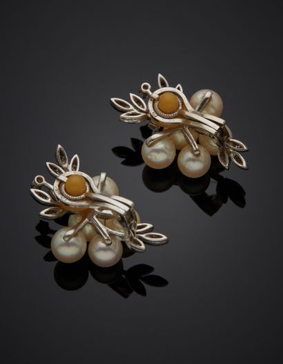 null Pair of white gold (750‰) openwork "foliage" EAR CLIPS, each adorned with five...