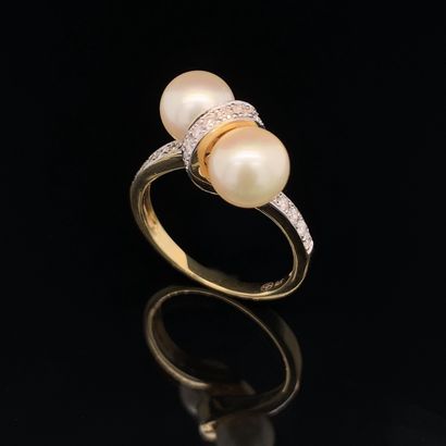 null Yellow gold (375‰) 9-karat ring, adorned with two cultured pearls, highlighted...