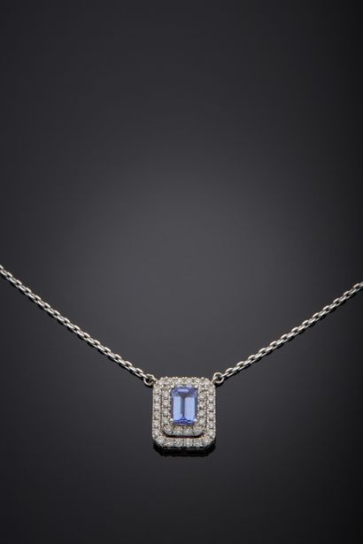 null NECKLACE composed of a white gold (750‰) chain holding a rectangular motif set...