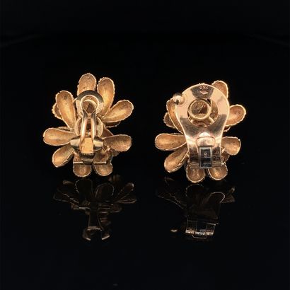null Pair of stylized yellow gold (750‰) openwork, chased EAR CLIPS. 
A clasp bearing...