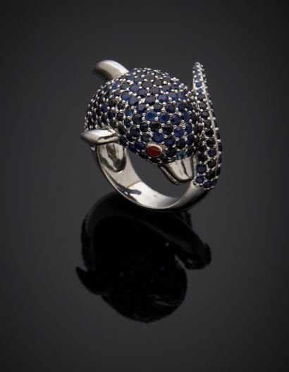 null Important silver "dolphin" ring (min. 800‰) paved with sapphires, the eyes set...