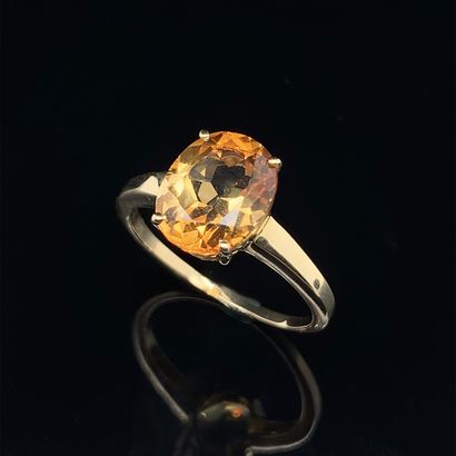 null Yellow gold (375‰) 9-karat ring set with an oval-shaped citrine. 
Finger : 55....