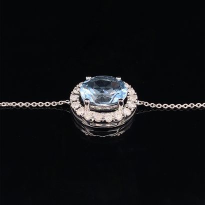 null BRACELET en or gris (375‰) 9 carats, serti d’une topaze ovale, entourée de diamants...