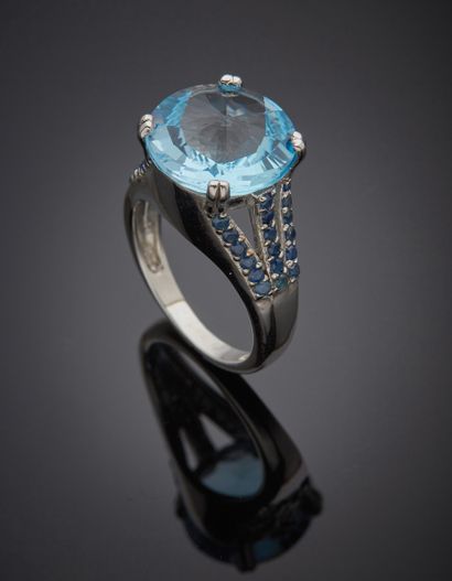 null Silver (925‰) openwork ring set with a round faceted blue topaz, shouldered...