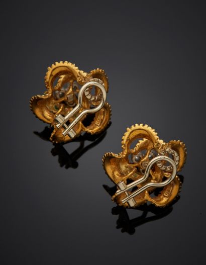 null FRED
Pair of yellow gold (750‰) "flower" EAR CLIPS, openwork, amati, decorated...