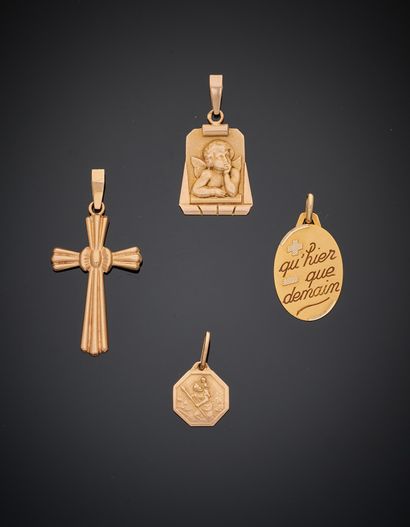 null Lot of three MEDALS and a cross in yellow gold (750‰).
Total weight: 4.2 g.

Weight:...
