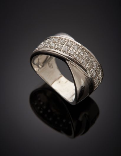 null BAGUE « croisée » en or gris (750‰) serti de deux alignements de diamants taille...