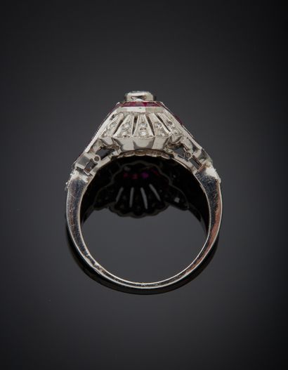 null White gold (750‰) openwork "dome" ring with a radiating pattern, set with brilliant-cut...